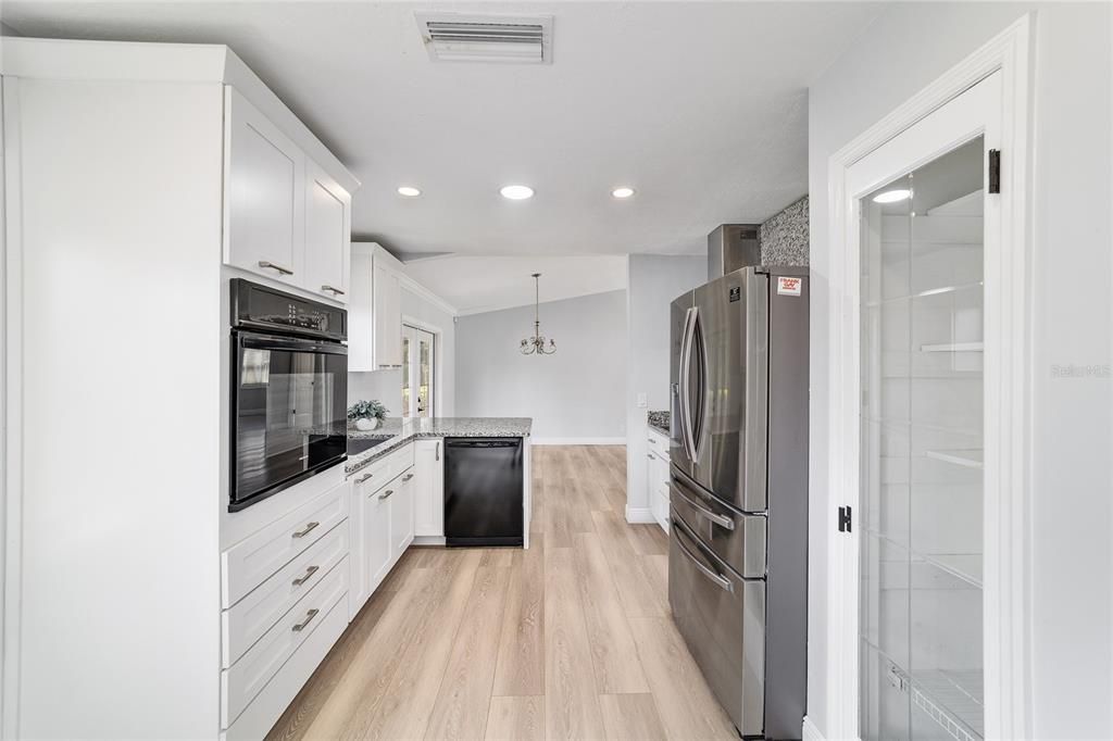 合同活跃: $263,900 (3 贝兹, 2 浴室, 1324 平方英尺)