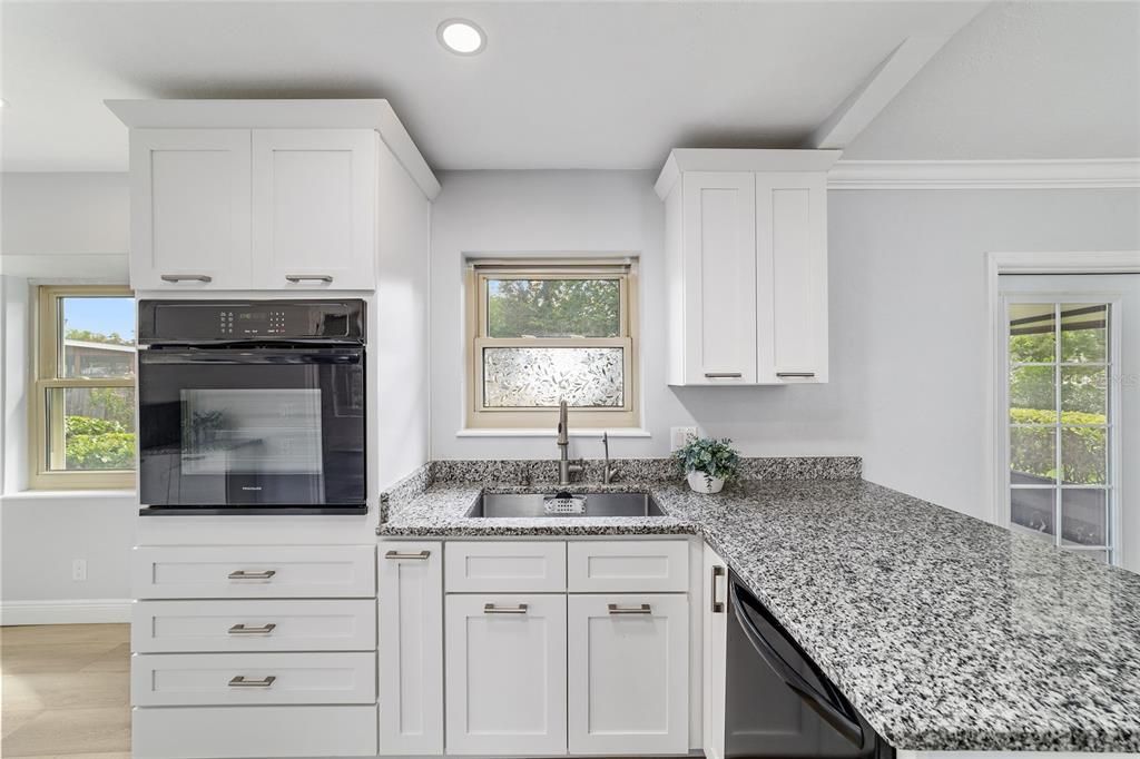 合同活跃: $263,900 (3 贝兹, 2 浴室, 1324 平方英尺)