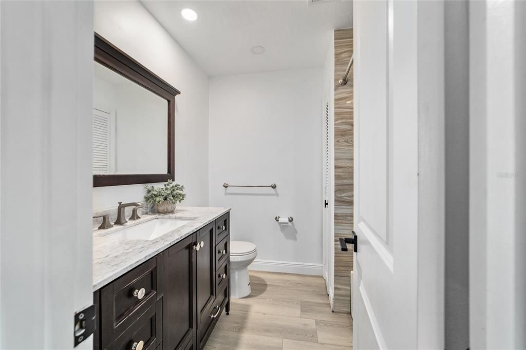 合同活跃: $263,900 (3 贝兹, 2 浴室, 1324 平方英尺)