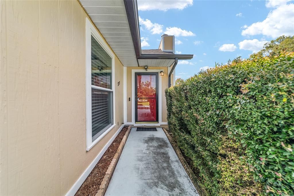 合同活跃: $263,900 (3 贝兹, 2 浴室, 1324 平方英尺)