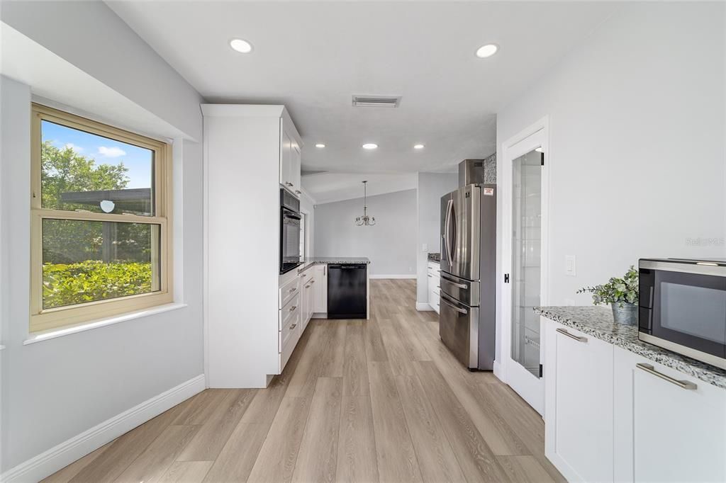 合同活跃: $263,900 (3 贝兹, 2 浴室, 1324 平方英尺)