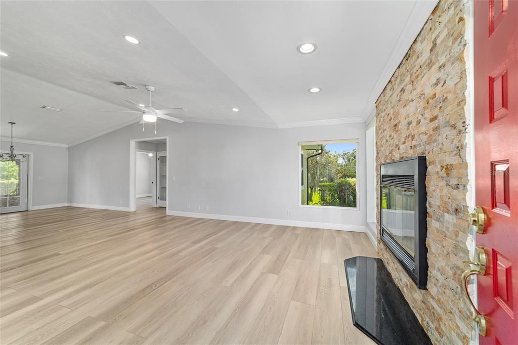 合同活跃: $263,900 (3 贝兹, 2 浴室, 1324 平方英尺)