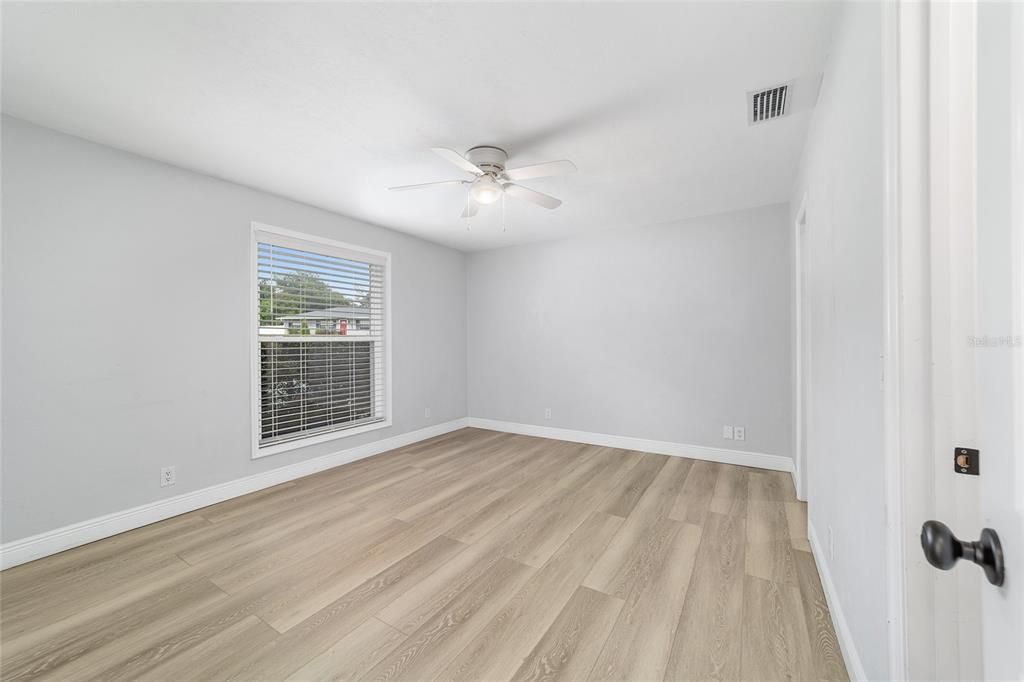 合同活跃: $263,900 (3 贝兹, 2 浴室, 1324 平方英尺)