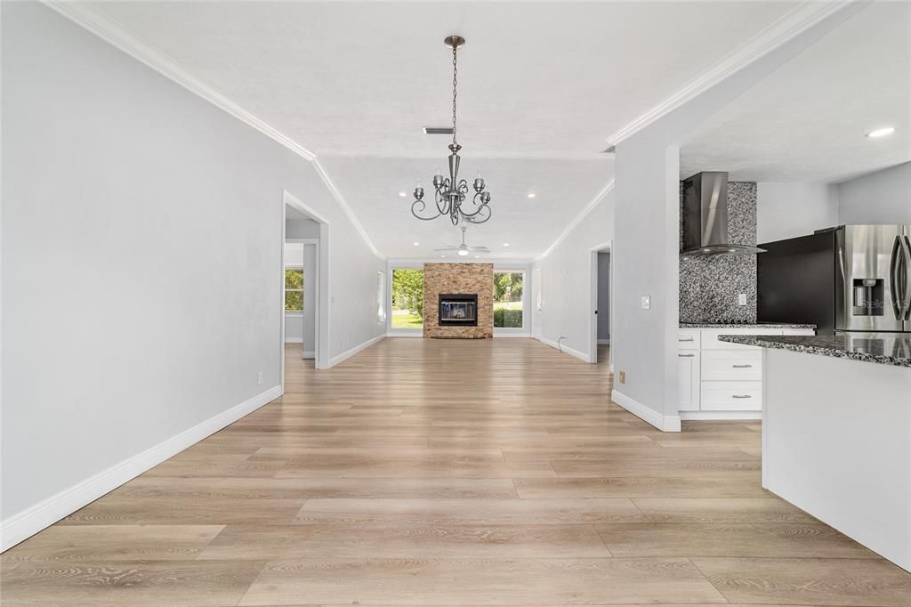 合同活跃: $263,900 (3 贝兹, 2 浴室, 1324 平方英尺)