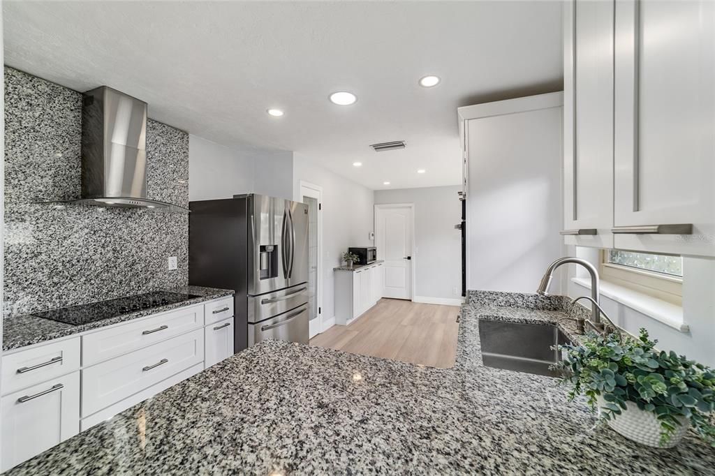 合同活跃: $263,900 (3 贝兹, 2 浴室, 1324 平方英尺)