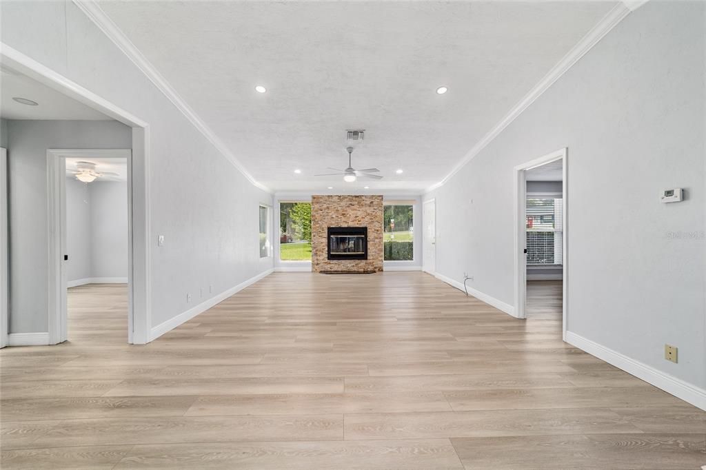 合同活跃: $263,900 (3 贝兹, 2 浴室, 1324 平方英尺)