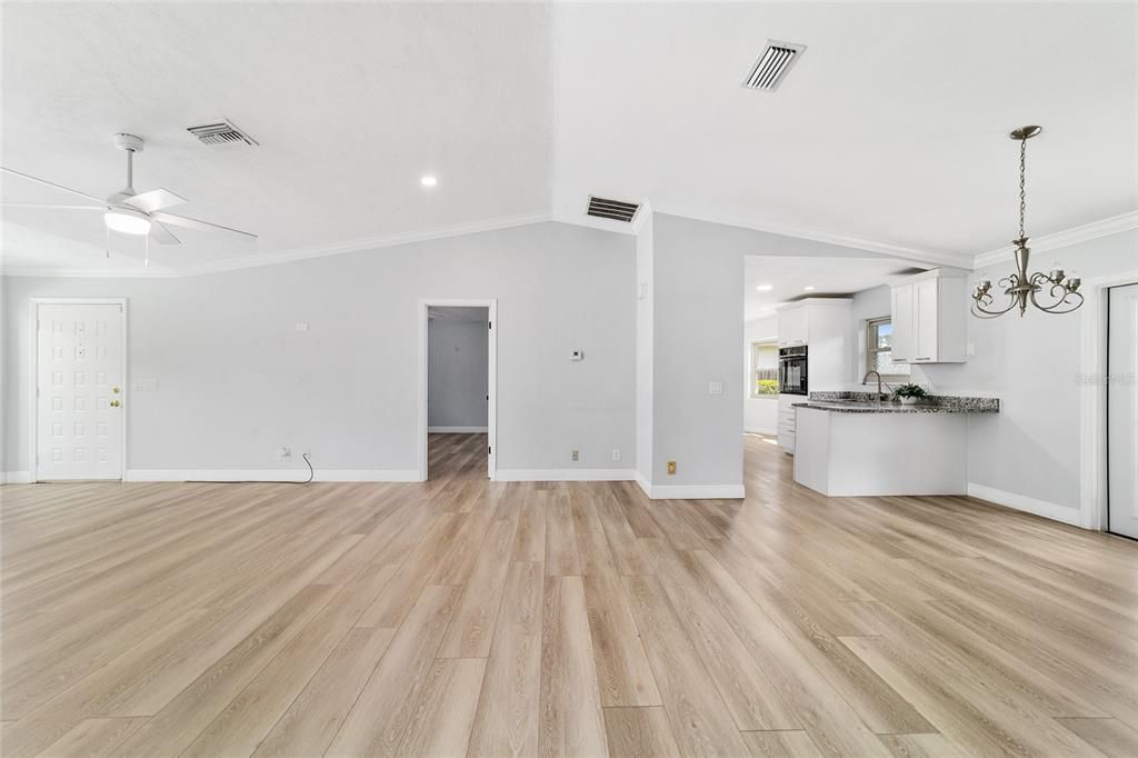 合同活跃: $263,900 (3 贝兹, 2 浴室, 1324 平方英尺)