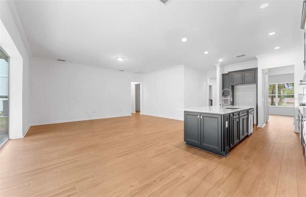 Activo con contrato: $649,010 (4 camas, 3 baños, 3079 Pies cuadrados)