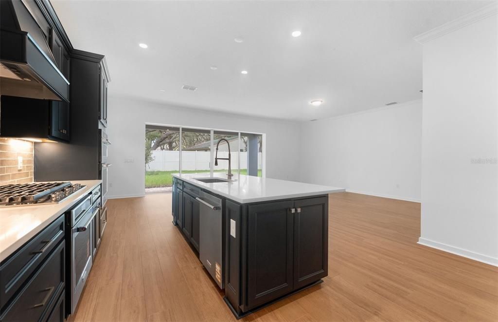 Activo con contrato: $649,010 (4 camas, 3 baños, 3079 Pies cuadrados)