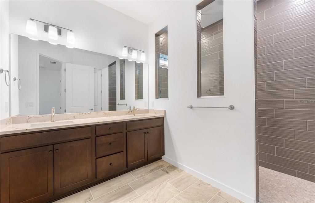 Activo con contrato: $649,010 (4 camas, 3 baños, 3079 Pies cuadrados)