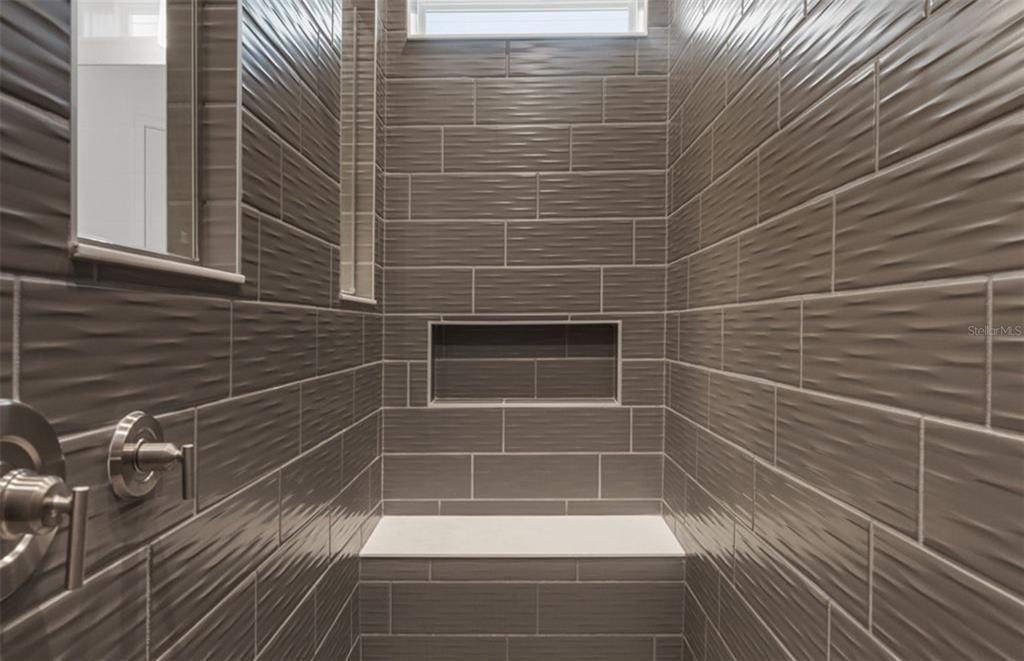 Activo con contrato: $649,010 (4 camas, 3 baños, 3079 Pies cuadrados)