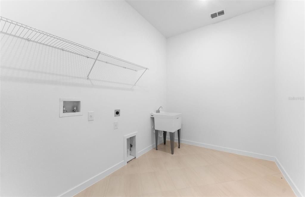 Activo con contrato: $649,010 (4 camas, 3 baños, 3079 Pies cuadrados)