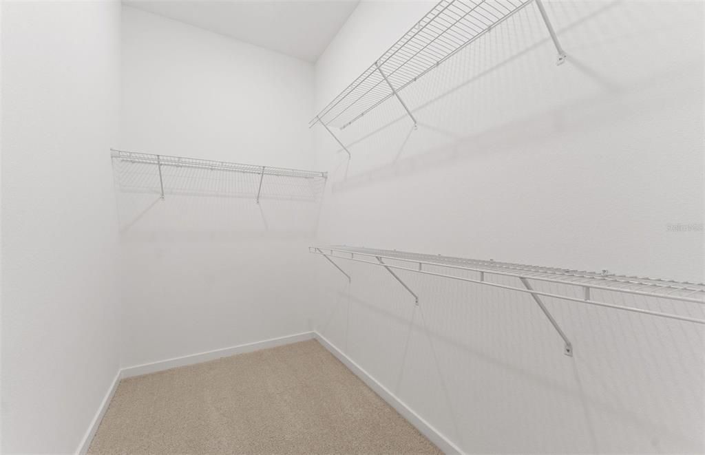 Activo con contrato: $649,010 (4 camas, 3 baños, 3079 Pies cuadrados)