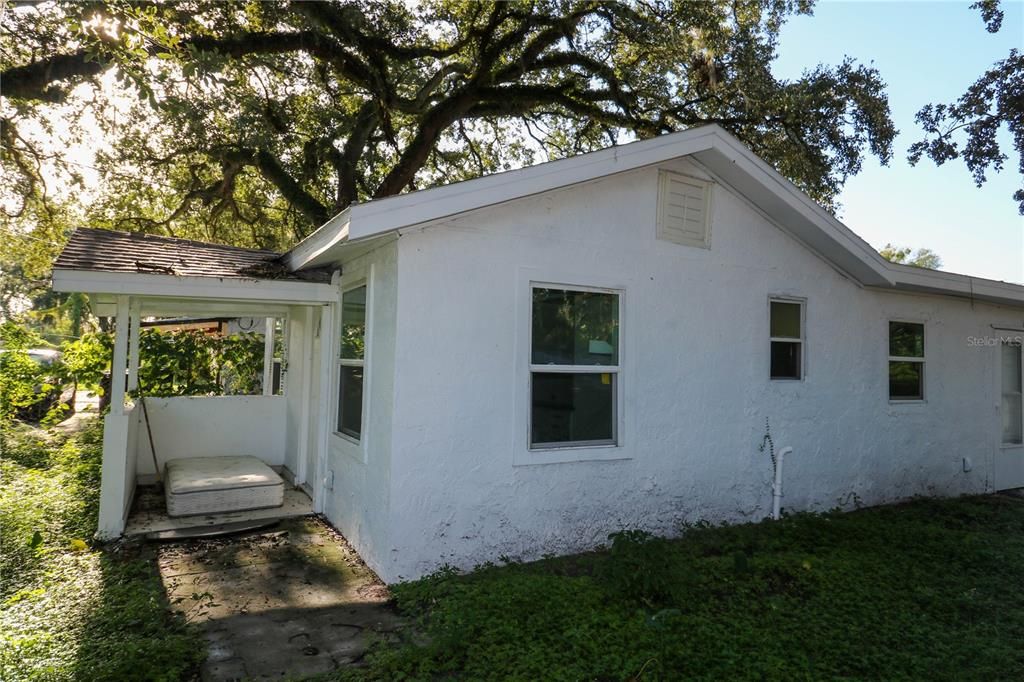 Active With Contract: $180,700 (1 beds, 1 baths, 630 Square Feet)