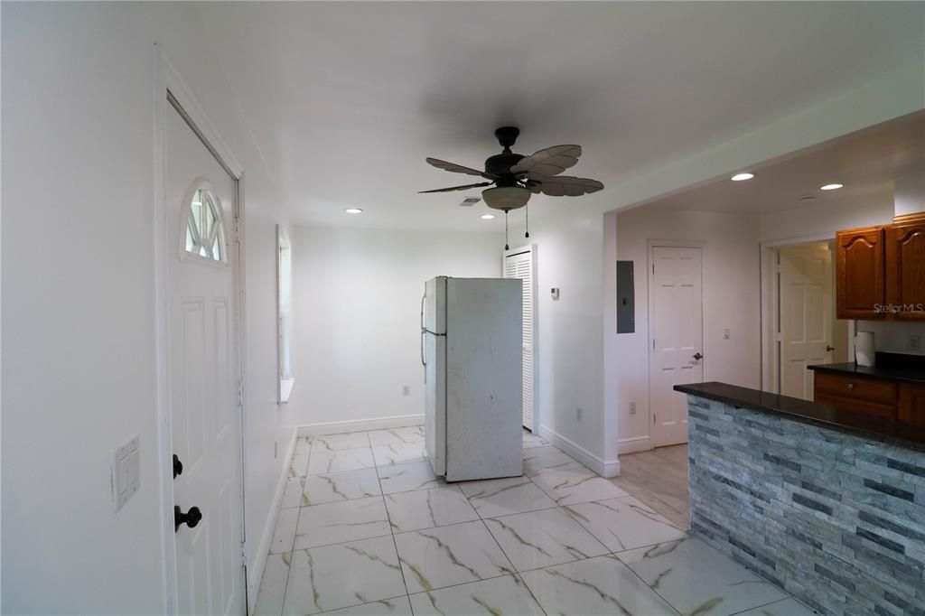 Active With Contract: $180,700 (1 beds, 1 baths, 630 Square Feet)