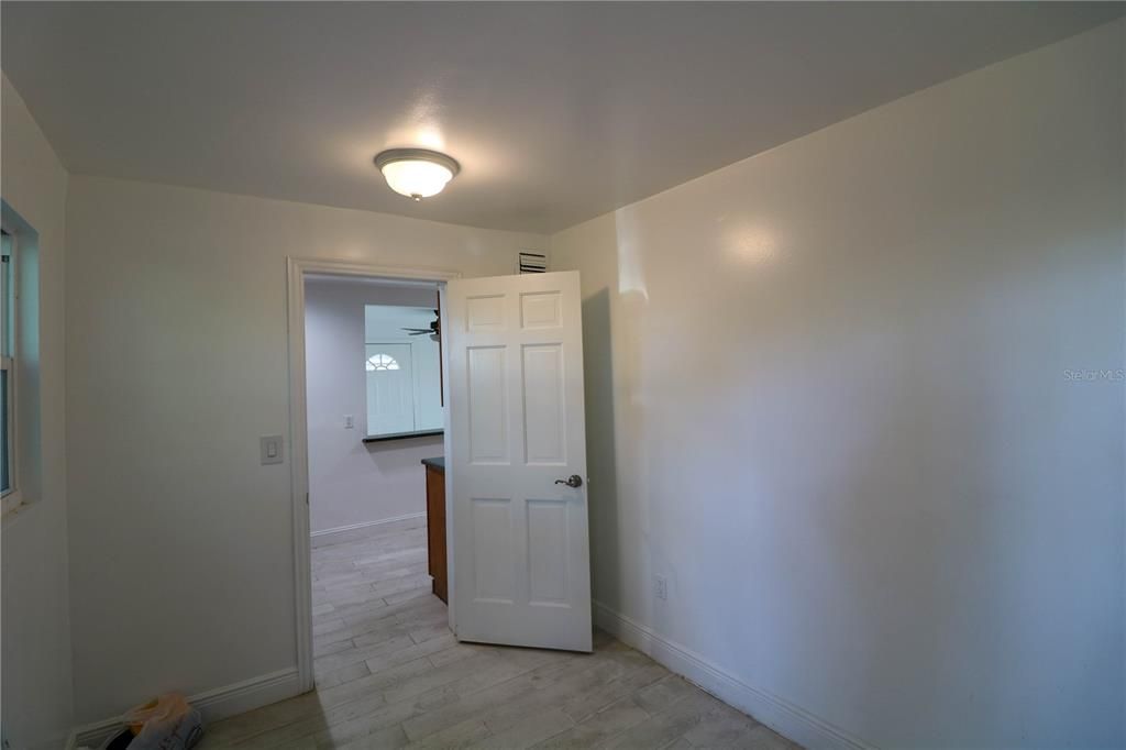 Active With Contract: $180,700 (1 beds, 1 baths, 630 Square Feet)