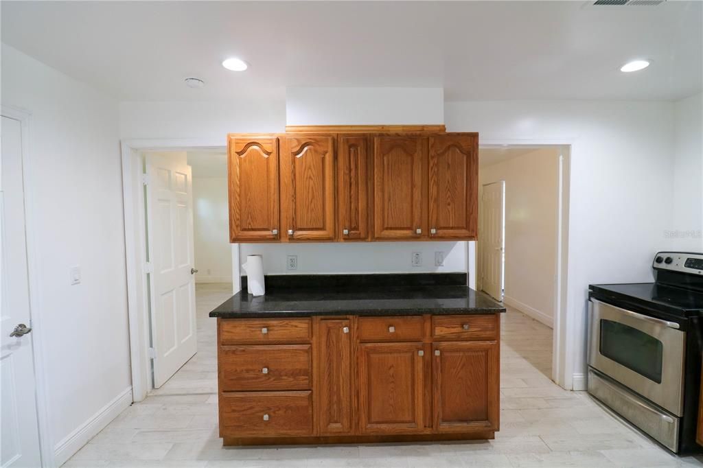 Active With Contract: $180,700 (1 beds, 1 baths, 630 Square Feet)