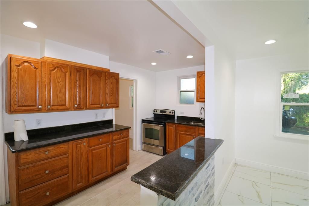 Active With Contract: $180,700 (1 beds, 1 baths, 630 Square Feet)