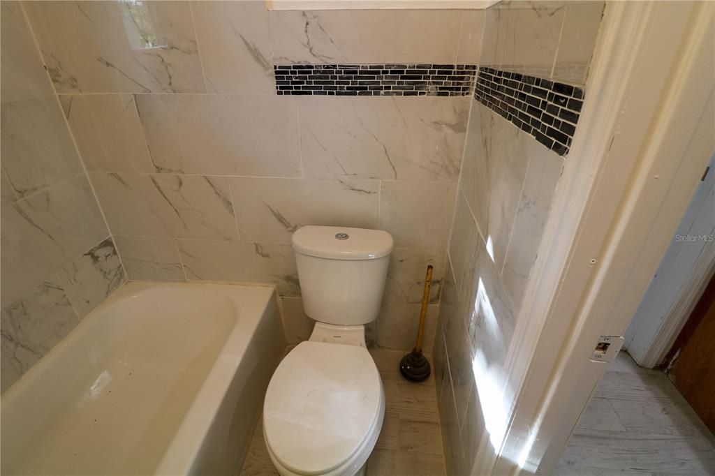 Active With Contract: $180,700 (1 beds, 1 baths, 630 Square Feet)