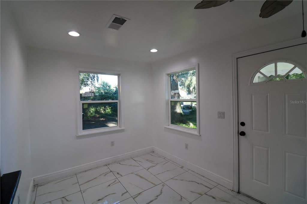 Active With Contract: $180,700 (1 beds, 1 baths, 630 Square Feet)