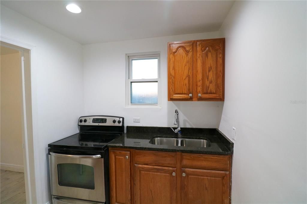 Active With Contract: $180,700 (1 beds, 1 baths, 630 Square Feet)