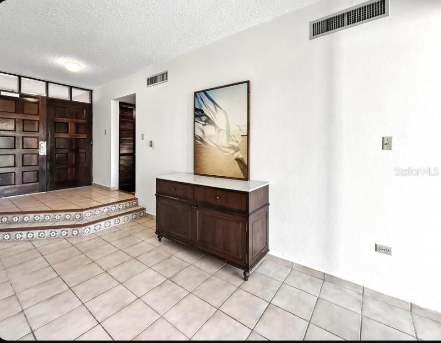 For Sale: $380,000 (2 beds, 2 baths, 1300 Square Feet)