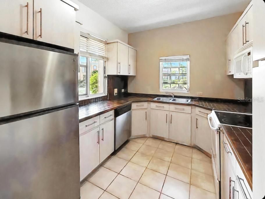 For Sale: $380,000 (2 beds, 2 baths, 1300 Square Feet)