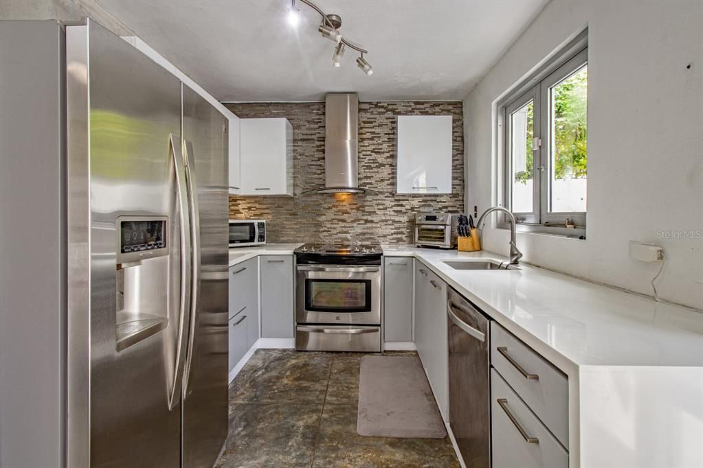 Active With Contract: $595,000 (2 beds, 2 baths, 2506 Square Feet)