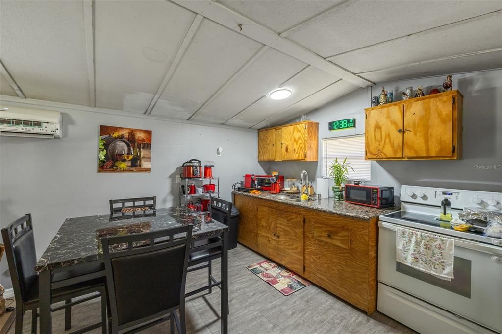 待售: $310,000 (0 贝兹, 0 浴室, 2424 平方英尺)