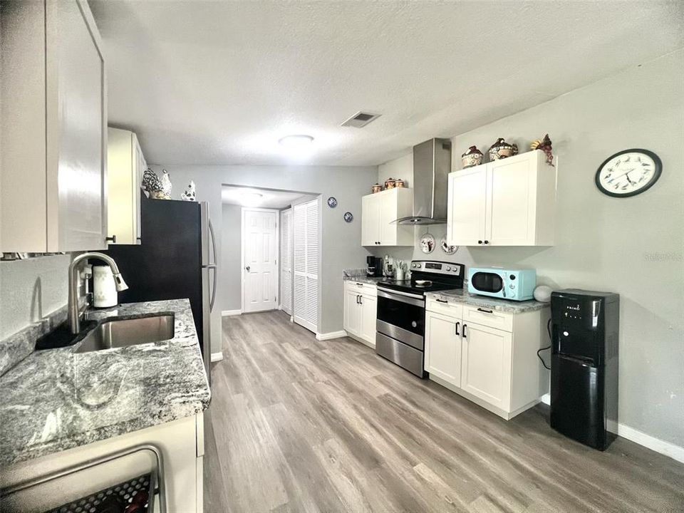 待售: $310,000 (0 贝兹, 0 浴室, 2424 平方英尺)