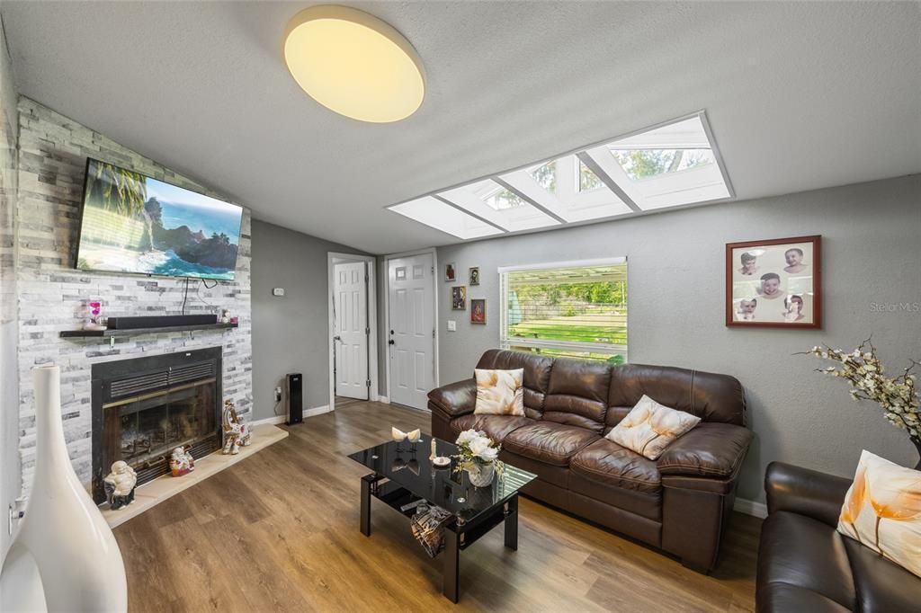 待售: $310,000 (0 贝兹, 0 浴室, 2424 平方英尺)