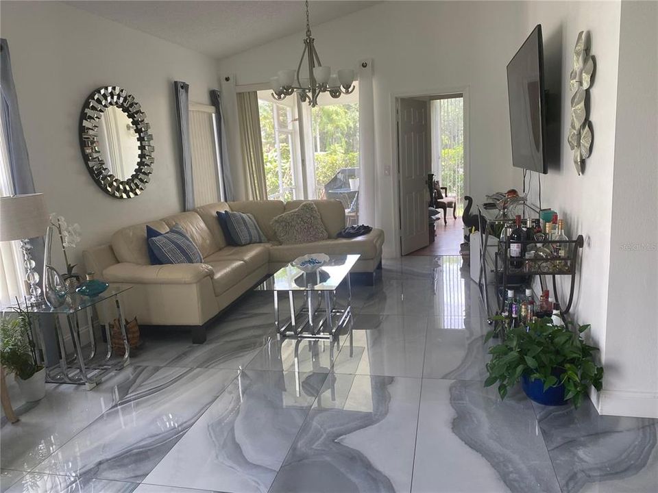 待售: $390,000 (2 贝兹, 2 浴室, 1244 平方英尺)