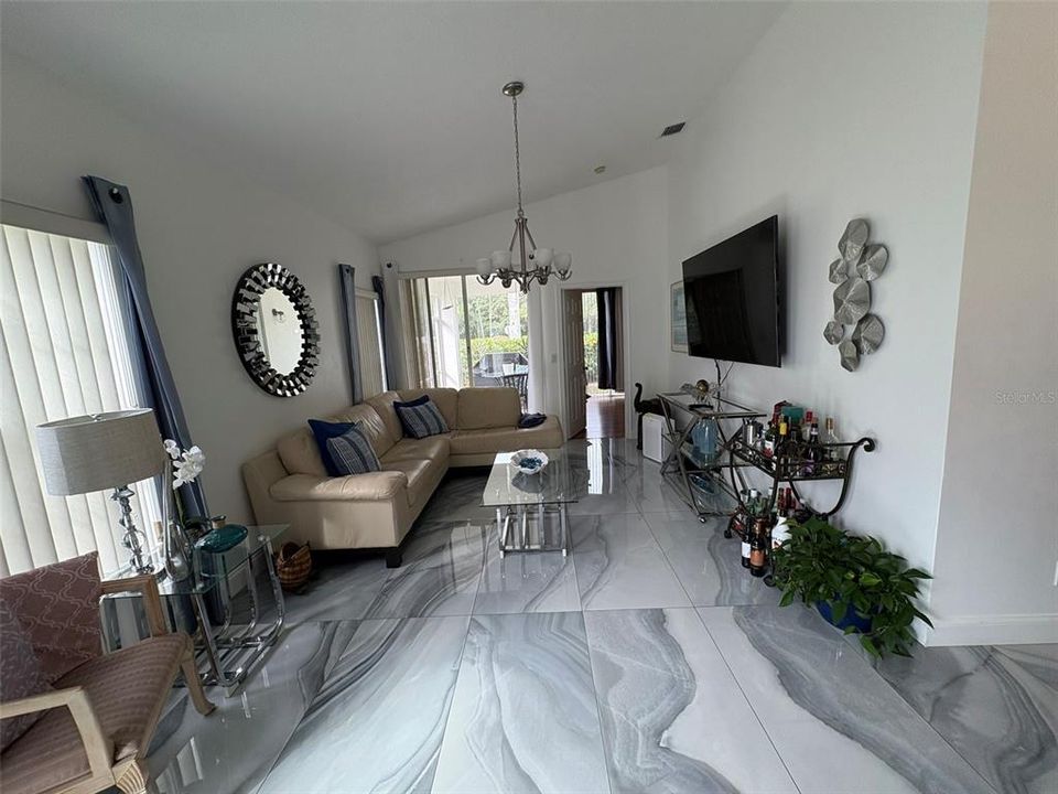 待售: $390,000 (2 贝兹, 2 浴室, 1244 平方英尺)