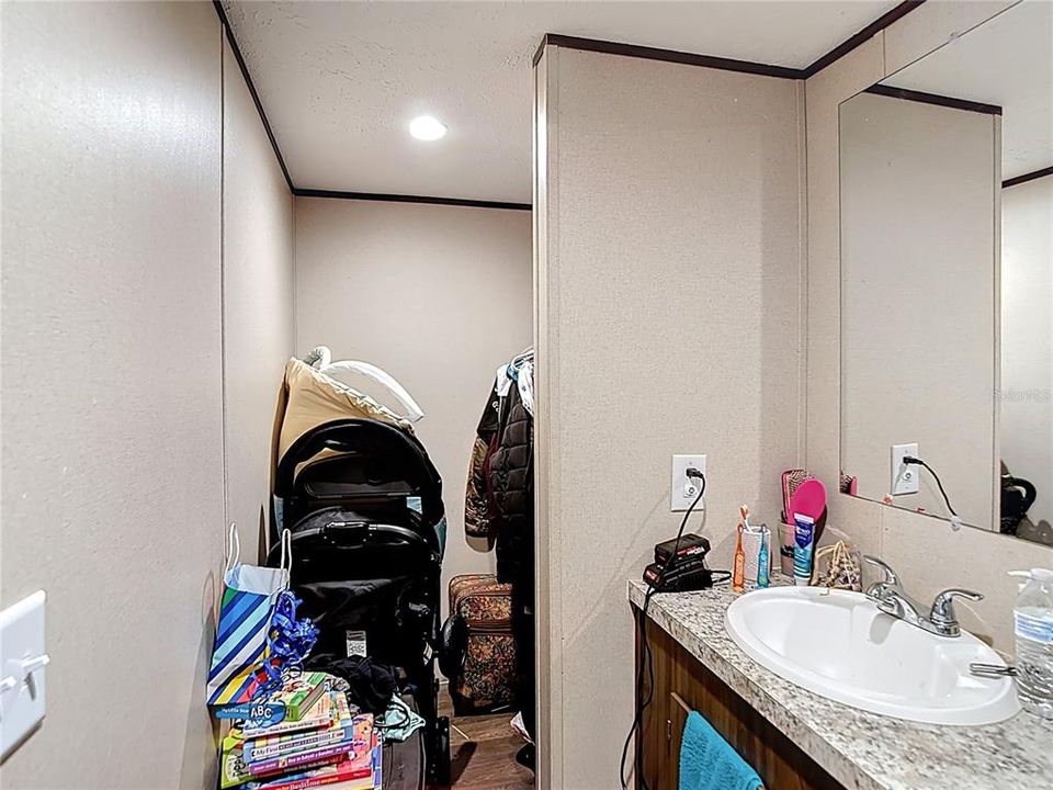 待售: $199,000 (4 贝兹, 2 浴室, 1064 平方英尺)