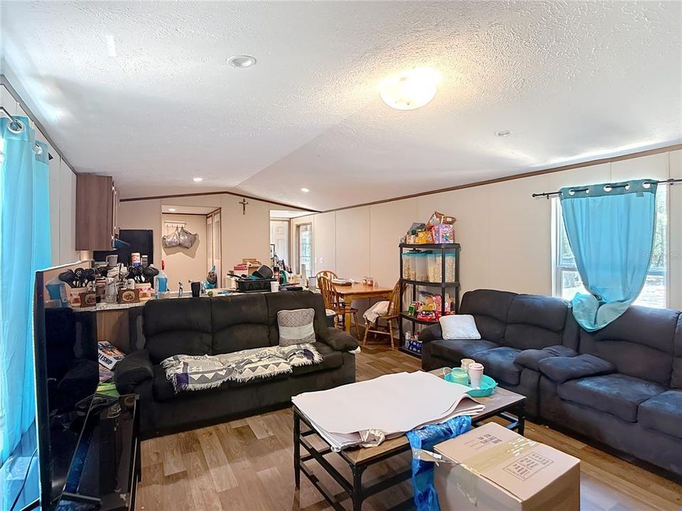 待售: $199,000 (4 贝兹, 2 浴室, 1064 平方英尺)