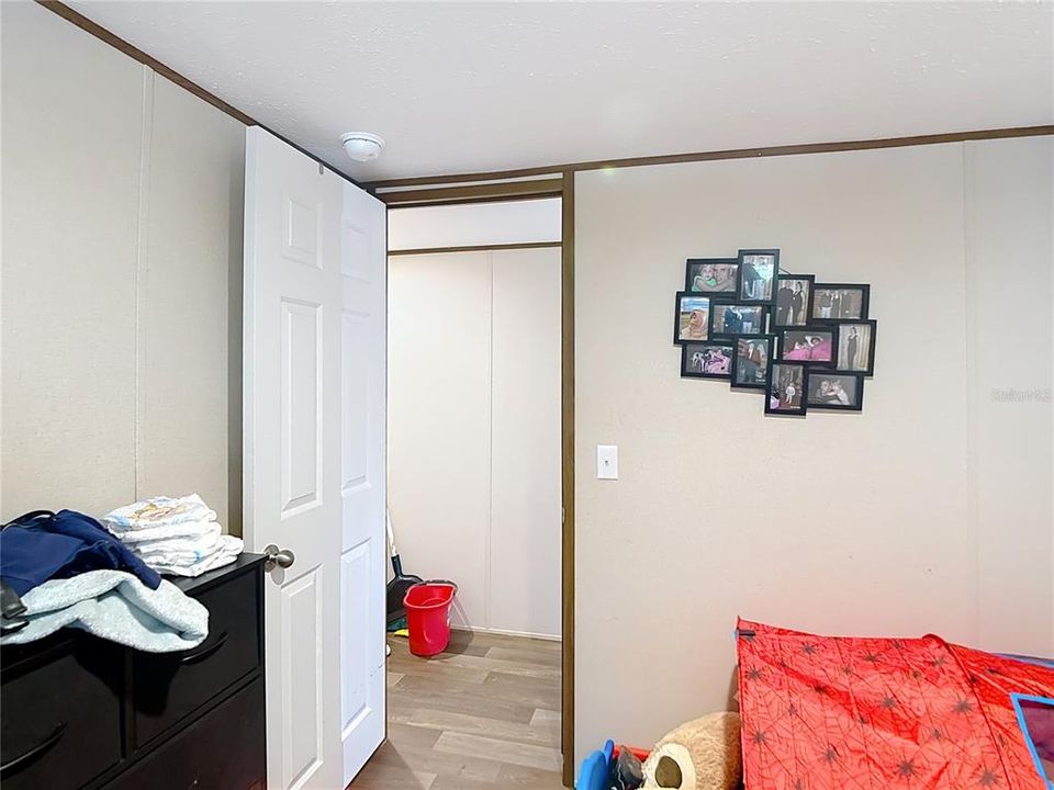 待售: $199,000 (4 贝兹, 2 浴室, 1064 平方英尺)