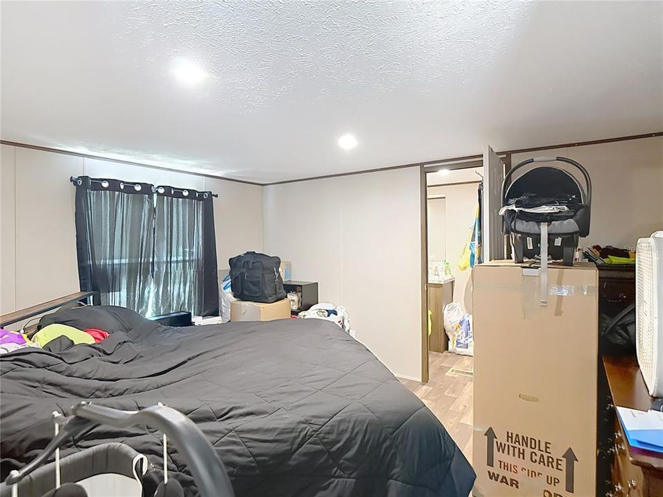 待售: $199,000 (4 贝兹, 2 浴室, 1064 平方英尺)