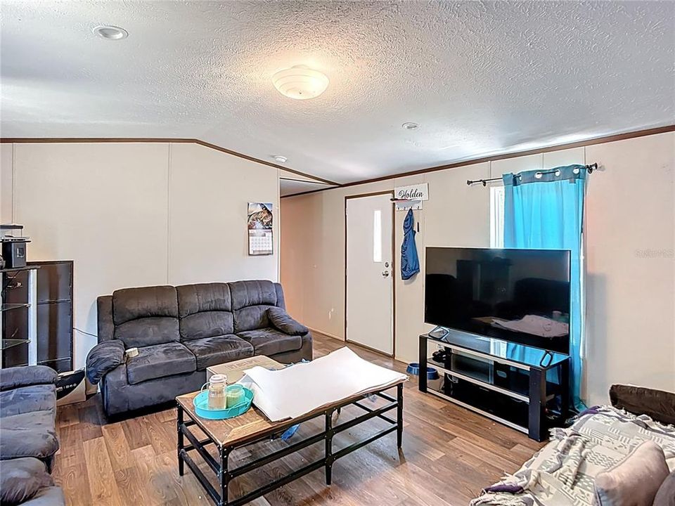 待售: $199,000 (4 贝兹, 2 浴室, 1064 平方英尺)