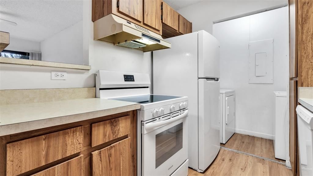 Active With Contract: $1,444 (2 beds, 2 baths, 898 Square Feet)