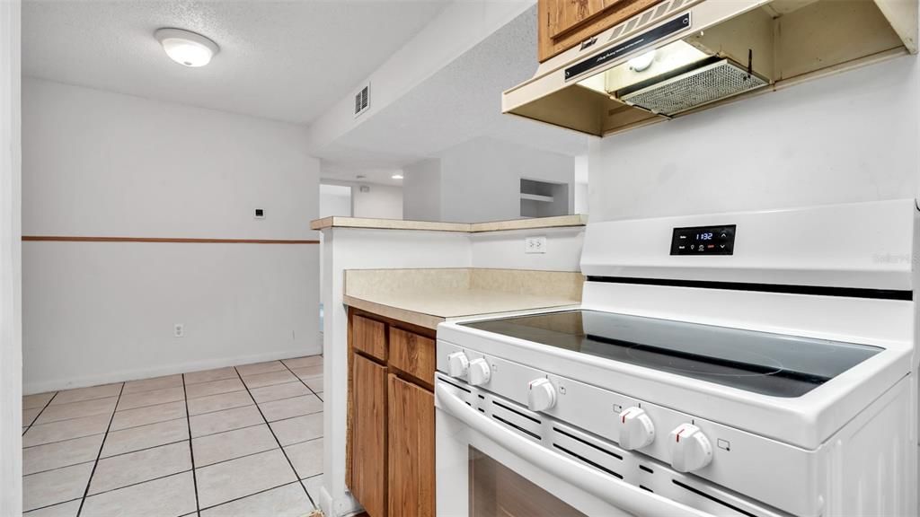 Active With Contract: $1,444 (2 beds, 2 baths, 898 Square Feet)