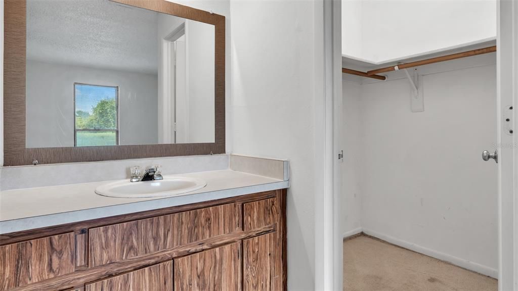 Active With Contract: $1,444 (2 beds, 2 baths, 898 Square Feet)