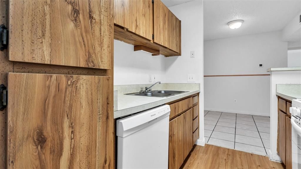 Active With Contract: $1,444 (2 beds, 2 baths, 898 Square Feet)