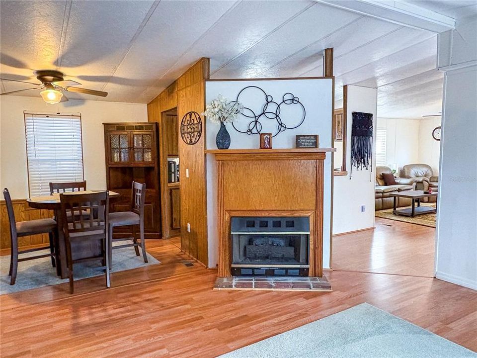 合同活跃: $230,000 (3 贝兹, 2 浴室, 1352 平方英尺)