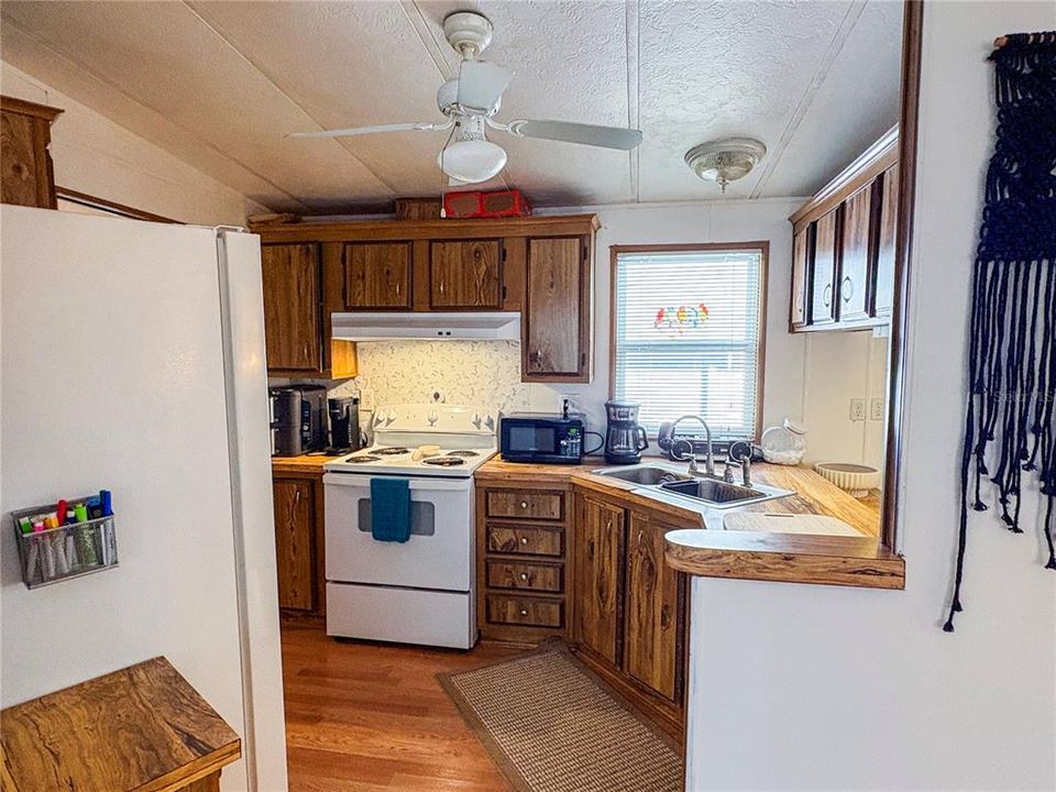 合同活跃: $230,000 (3 贝兹, 2 浴室, 1352 平方英尺)