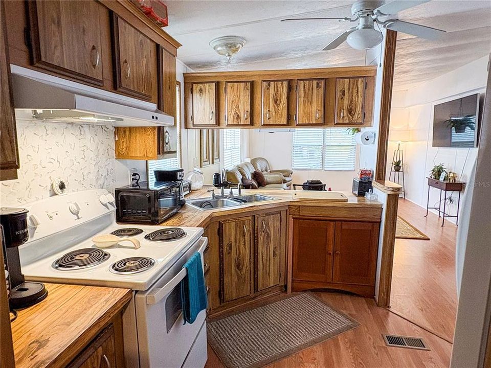 合同活跃: $230,000 (3 贝兹, 2 浴室, 1352 平方英尺)