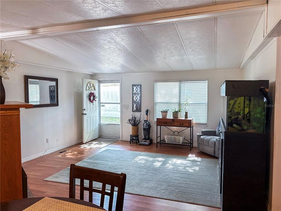 合同活跃: $230,000 (3 贝兹, 2 浴室, 1352 平方英尺)