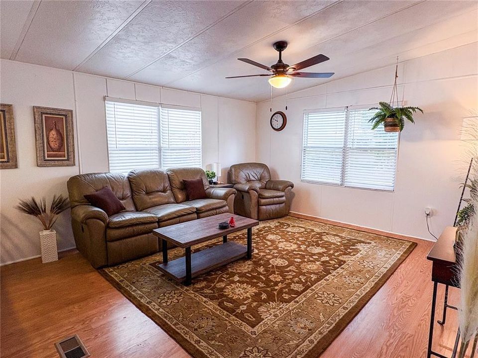 合同活跃: $230,000 (3 贝兹, 2 浴室, 1352 平方英尺)