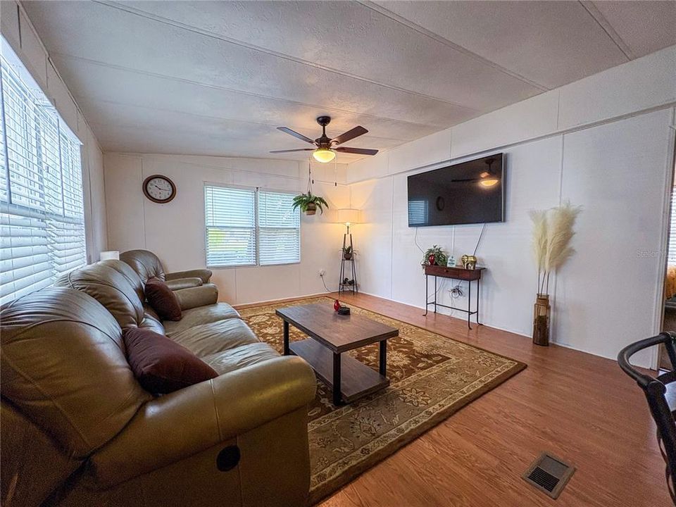 合同活跃: $230,000 (3 贝兹, 2 浴室, 1352 平方英尺)