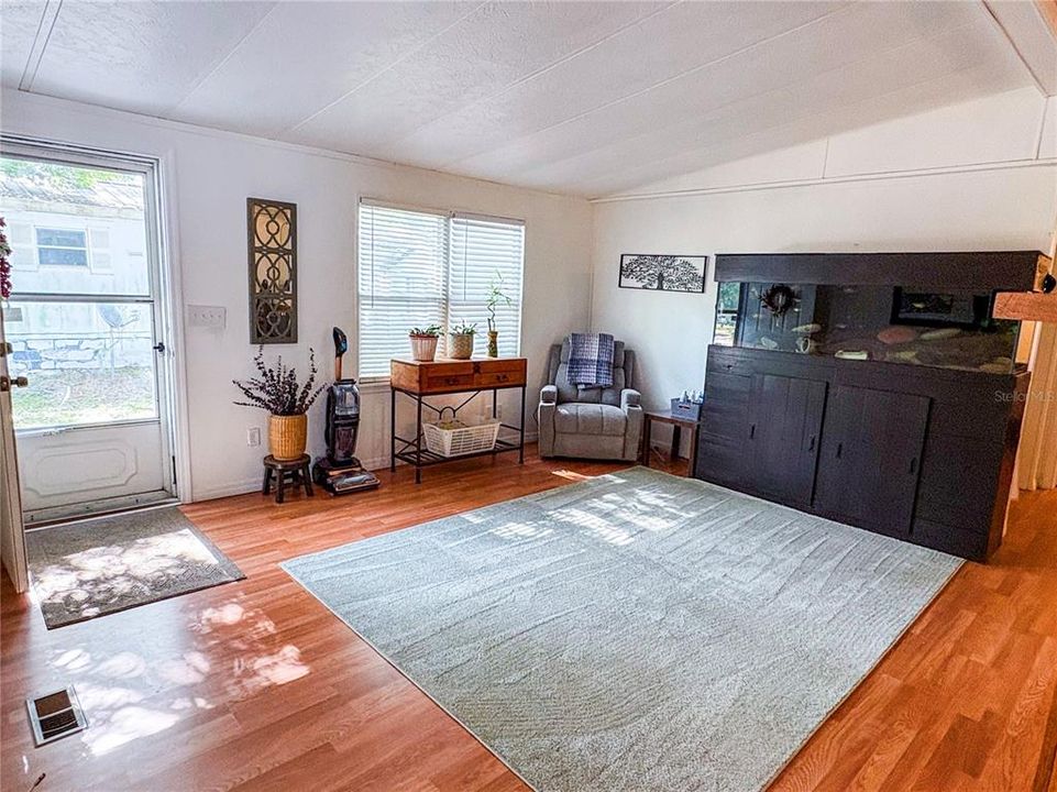 合同活跃: $230,000 (3 贝兹, 2 浴室, 1352 平方英尺)