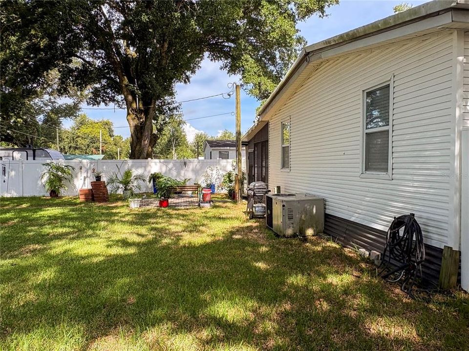 合同活跃: $230,000 (3 贝兹, 2 浴室, 1352 平方英尺)